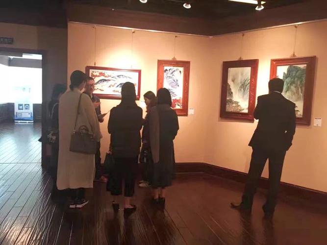 张可,公司经营范围包括:文化艺术交流活动策划;会议及展览